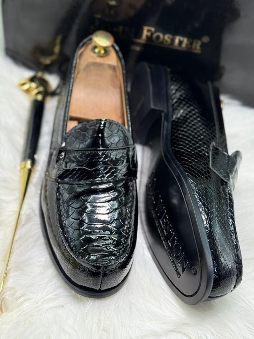 Mocassins en cuir noir à motif serpent John Foster