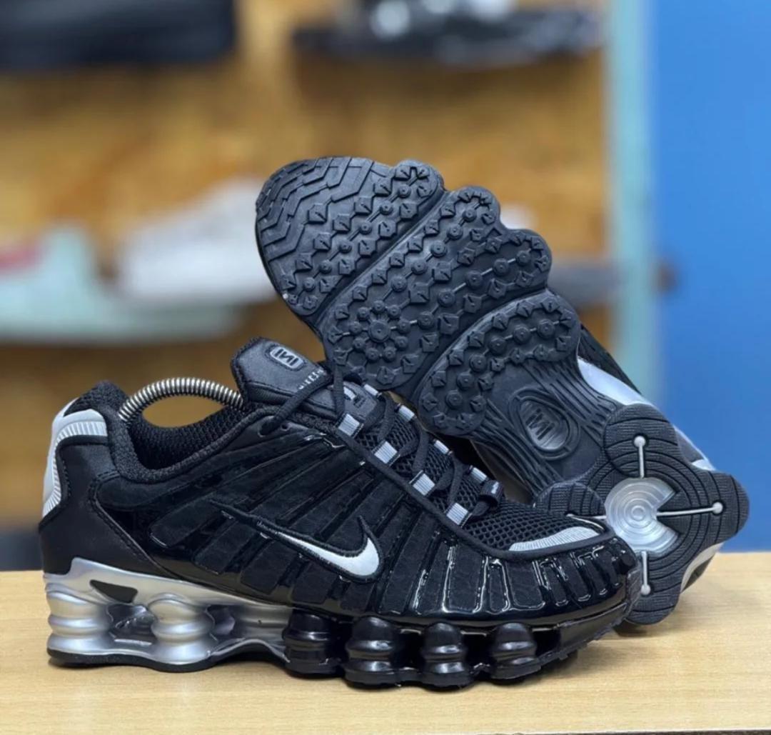 Nike Shox – Style futuriste et confort réactif thumbnail