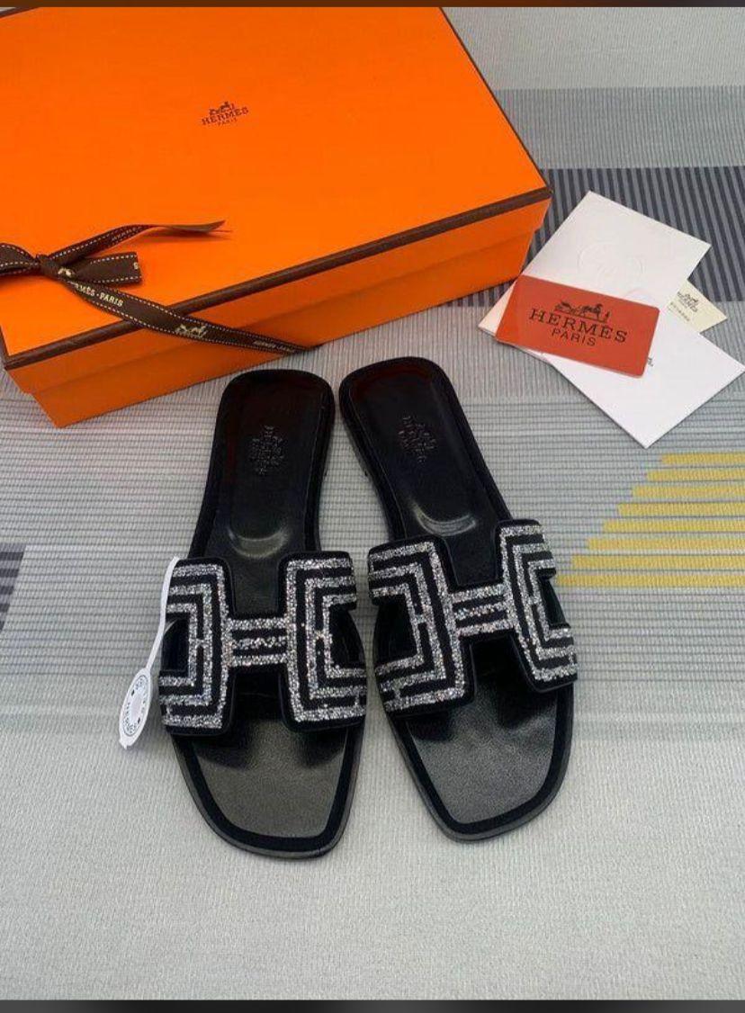Babouches Hermès – Élégance et Confort à vos pieds thumbnail