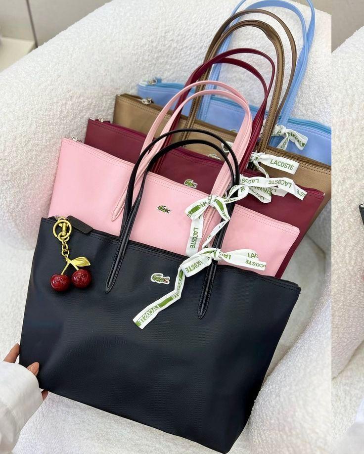 Sac Fourre-Tout Lacoste – Élégance et Praticité au Quotidien