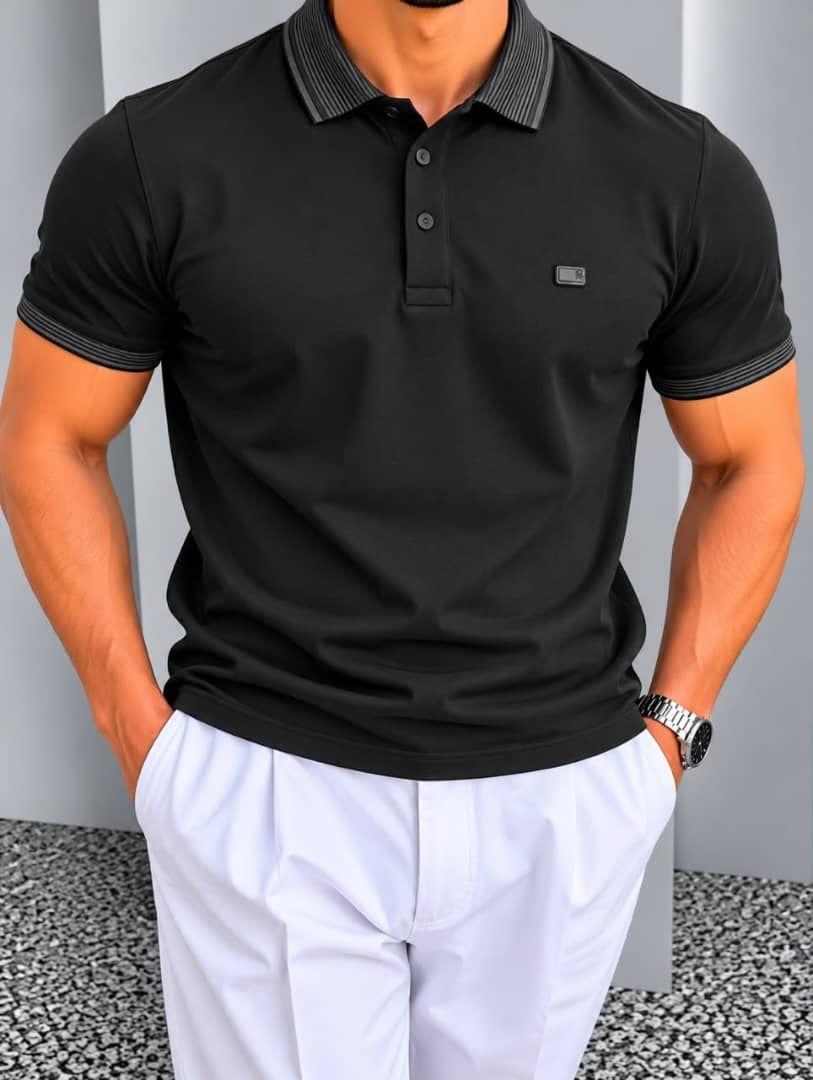 Polo homme col rayé à plaque métallique – Noir