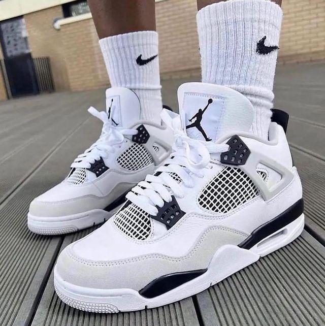 Air Jordan Retro 4 - Military Black